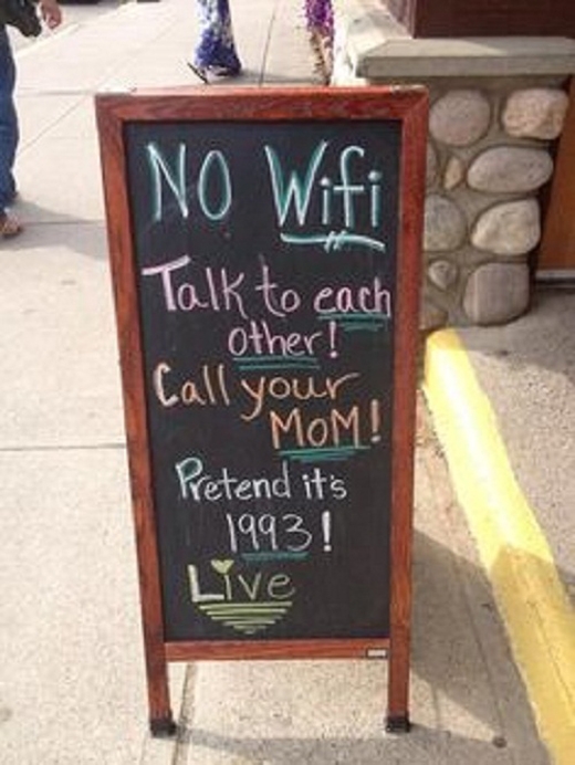 Ở đây không có Wi-Fi. Hãy nói chuyện với nhau đi. Gọi cho Mẹ đi nào. Hãy giả vờ như mình đang sống ở năm 1993