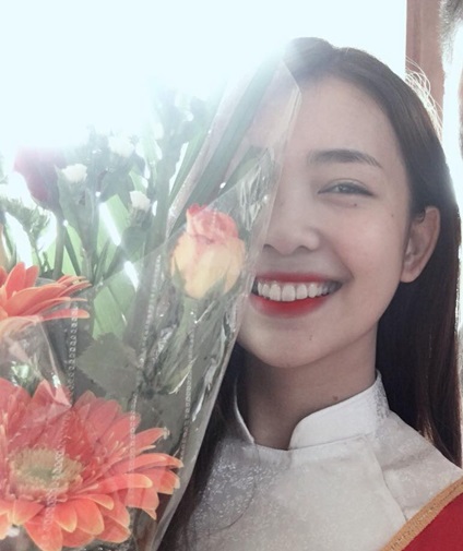 Cô gái mang hoa tặng thầy cô trong ngày Nhà giáo Việt Nam