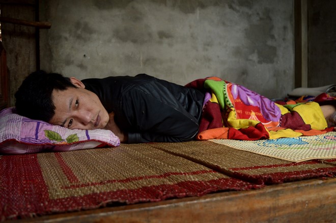 Người hùng trong lũ dữ năm 2010, Phạm Văn Thuận nằm một chỗ trên giường vì tai nạn