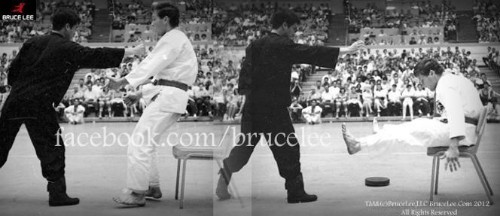 Lý Tiểu Long đấm “bay” người võ sinh karate trong một màn biểu diễn.