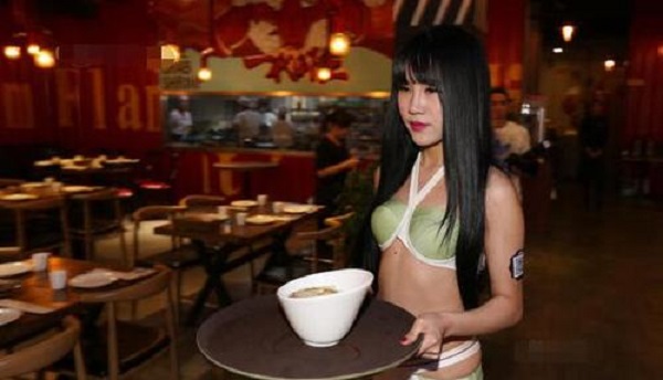Những cô tiếp viên mặc bikini mát mẻ phục vụ từ bưng bê... Nguồn: Internet