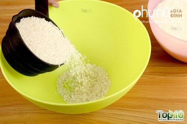 Đổ gạo vào một cái tô hoặc chậu. Chọn loại gạo sạch không phân thuốc và chất bảo quản