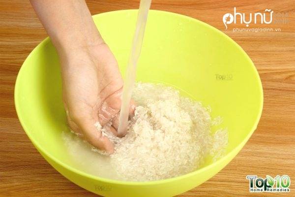 Vo sạch gạo với nước. Bạn nên vo từ 1-2 nước để gạo sạch chất bẩn