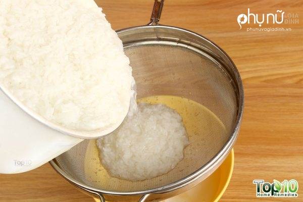 Khi gạo bắt đầu mềm và nước sệt lại, đổ gạo qua rây lọc để lấy phần nước đục