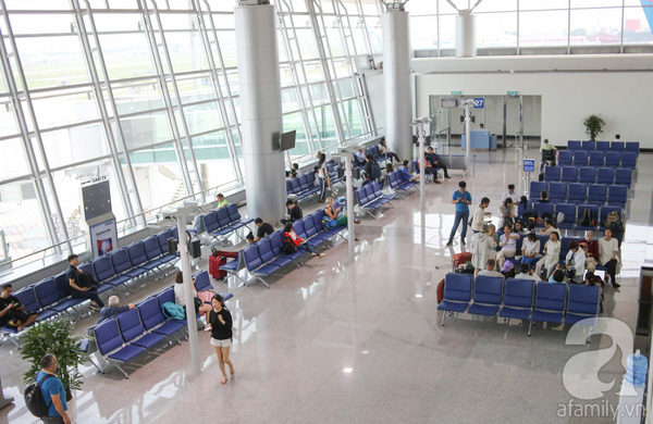 Từ ngày 26/10, Cảng hàng không quốc tế Tân Sơn Nhất (TIA) hoàn thành giai đoạn 1 và đưa vào khai thác một phần (phần cánh) gồm 1 trệt, 2 lầu, tổng diện tích 8.780 m2 của nhà ga quốc tế mở rộng. Trong ảnh là nhà chờ ga quốc tế mở rộng.
