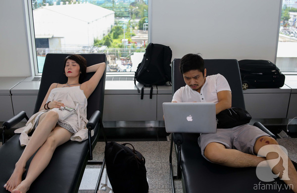 Chị Võ Tố Uyên (28 tuổi) chia sẻ: "Mình đi nước ngoài vài lần thấy ở nước ngoài đã có ghế ngủ. Nay sân bay Tân Sơn Nhất có dịch vụ này thấy rất thích thú, tạo sự thoải mái, cảm giác được nghỉ ngơi nhất là những lúc mệt mỏi vì chuyến bay bị hoãn".