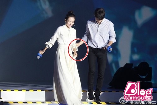 Bàn tay lịch thiệp của Song Joong Ki để vào khửu tay của Chương Tử Di để tránh làm nữ diễn viên không cảm thấy thoải mái với sự đụng chạm này.