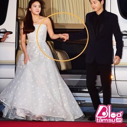 …nhưng với Song Hye Kyo, Song Joong Ki không ngần ngại nắm chặt bàn tay của nữ diễn viên.