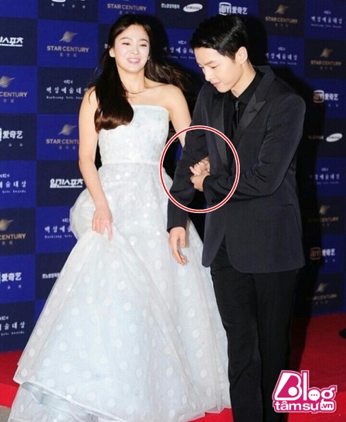 Song Joong Ki ‘cẩn thận’ giữ chặt tay Song Hye Kyo khi bước đi.