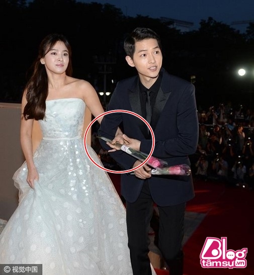 Không chỉ thế, anh chàng còn luôn giữ tay Song Hye Kyo dù cho cô đã khoác tay mình.