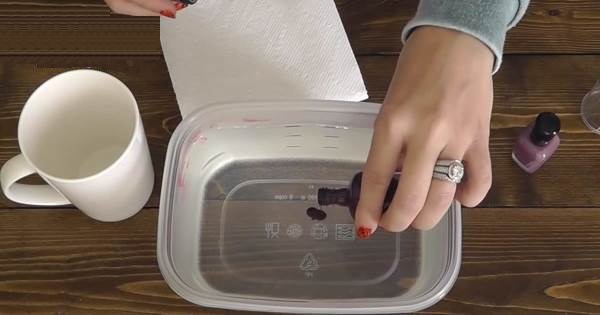 Đổ sơn móng tay vào chậu nước nóng có gì hay mà ai cũng nên biết?