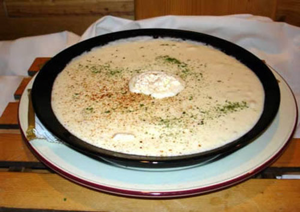 Một nhà hàng cũng đã sơ suất để món súp nghêu xuất hiện dị vật bao cao su.