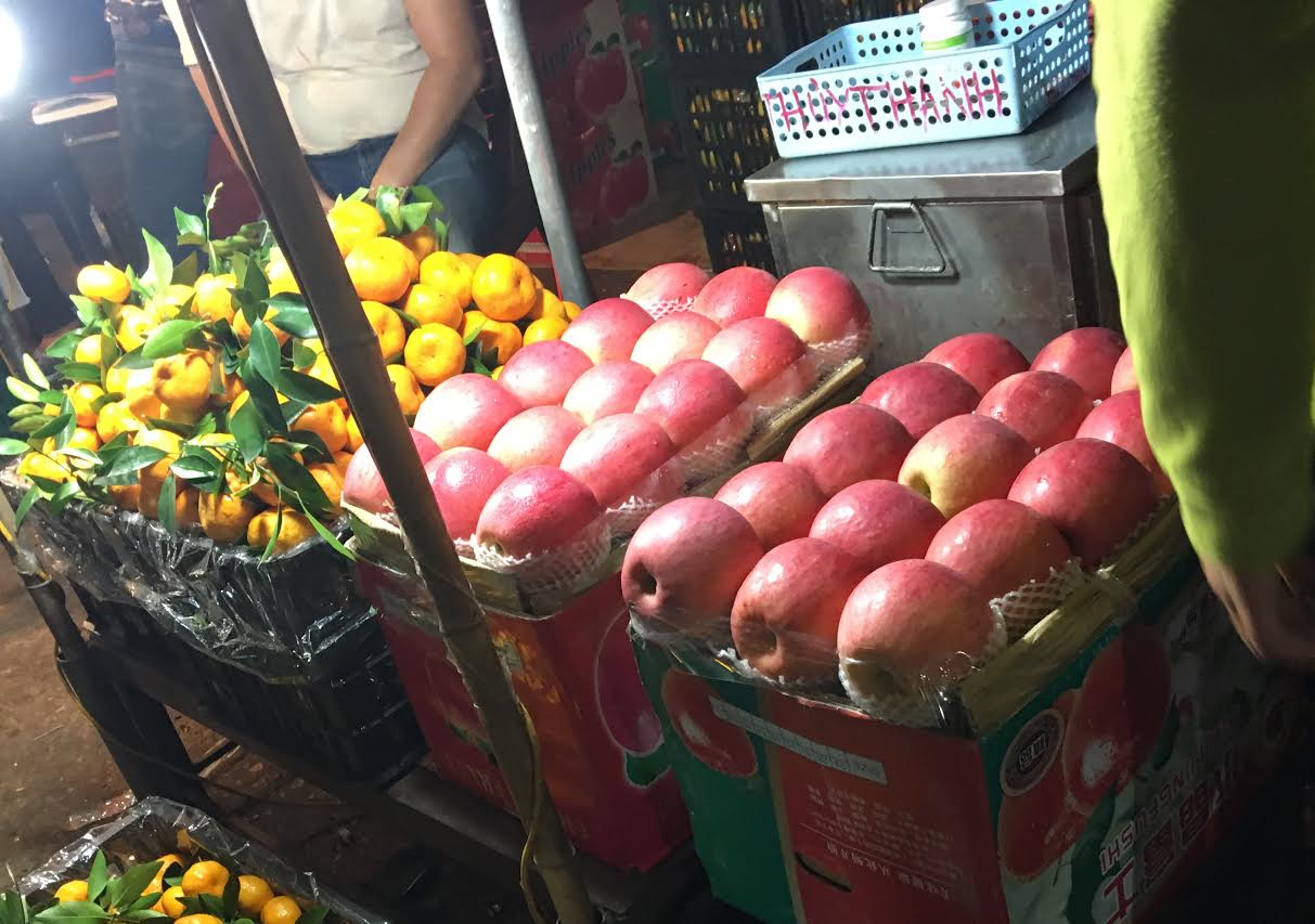 Táo Trung Quốc đỏ rực bán ở chợ Hà Nội