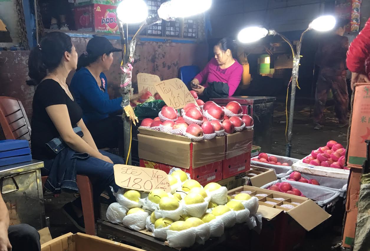 Tại chợ Hà Nội, các loại hoa quả Trung Quốc được bán với giá siêu rẻ