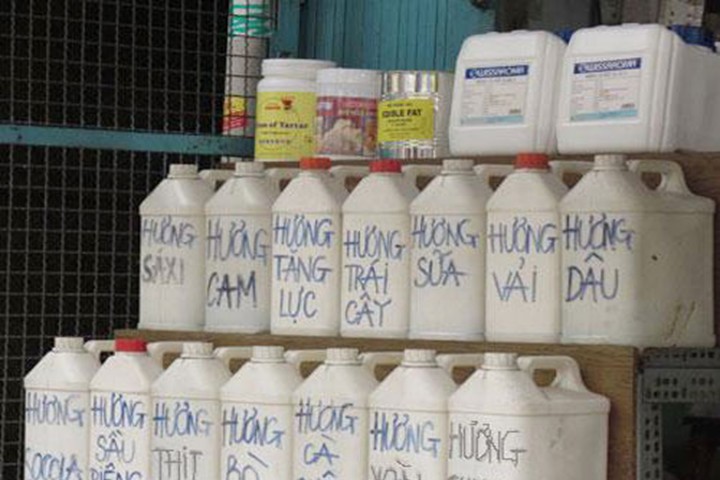 Khoảng 100 hộ kinh doanh các mặt hàng nguy hiểm như hóa chất độc hại, axít, hóa chất dễ cháy nổ và gây tàn hại cho con người tại chợ Kim Biên