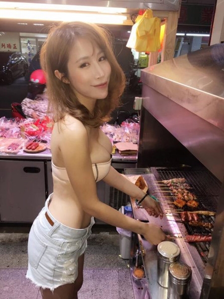 Một quầy bán thịt nướng đường phố ở Đài Loan mới đây thu hút sự chú ý của người qua đường, đặc biệt là các đấng mày râu, khi chủ của quán ăn là một phụ nữ xinh đẹp, trẻ trung với thân hình bốc lửa