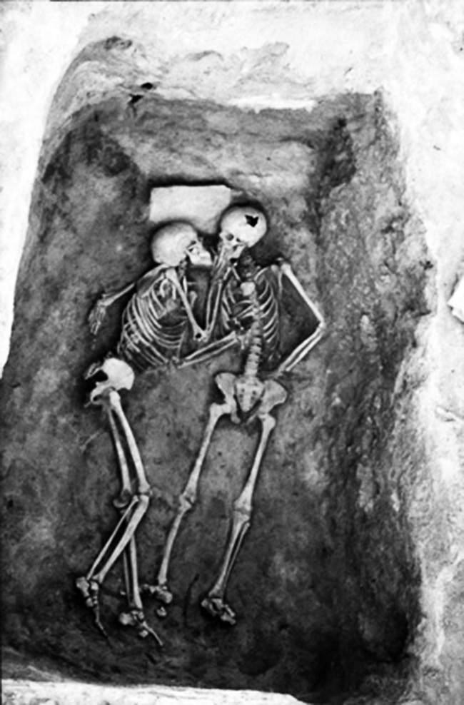 the-2800-years-old-kiss-1479892671013