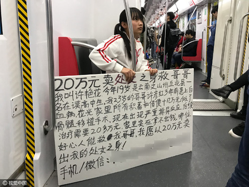 Cô gái 19 tuổi cầm bảng rao bán trinh tiết ở ga tàu điện ngầm