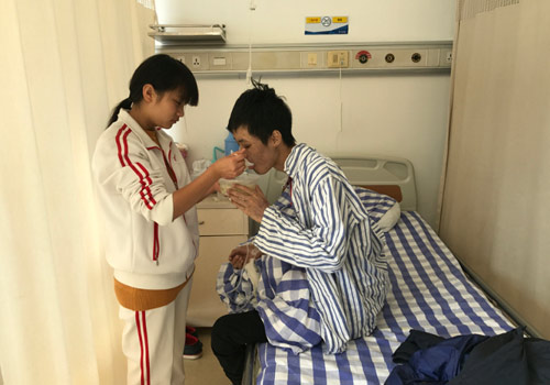 Xu chăm sóc anh trai tại bệnh viện