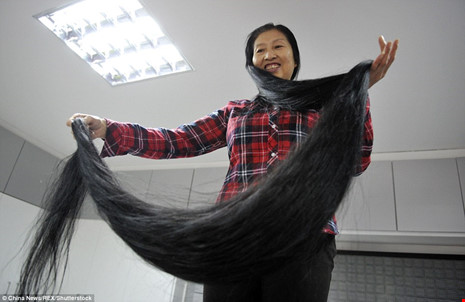 Bà Ni Linmei từng nghĩ đến việc cắt bớt tóc. Ảnh: CHINA NEWS