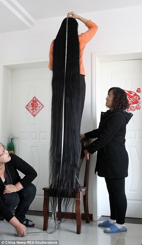 Bà Ni Linmei sở hữu mái tóc dài gần 4 m sau 18 không cắt. Ảnh: CHINA NEWS