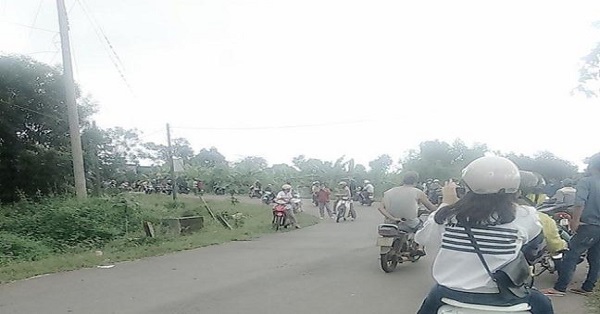 Người dân ở xã Xuân Phú (H.Xuân Lộc, Đồng Nai) lo lắng dừng lại trên đường dẫn vào cơ sở cai nghiện ma túy khi nghe thông tin các học viên cai nghiện lại gây náo loạn