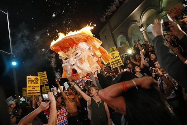 Các cuộc biểu tình phản đối Trump làm tổng thống nổ ra ở nhiều nơi trên nước Mỹ và đã bước sang ngày thứ hai. Ảnh: Getty 