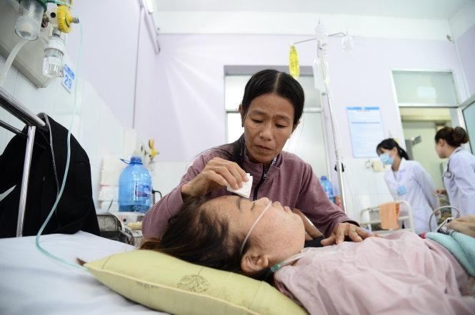 Sau sáu năm làm trụ cột gia đình, nay Liên nằm bất động. Mẹ bươn bả từ Quảng Ngãi vào chăm sóc con gái tại phòng bệnh nặng, khoa nội - Bệnh viện Thủ Đức (TP.HCM) sáng 24-11