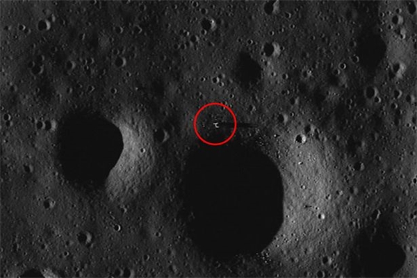 Hình ảnh mà ông Scott C Waring chụp được trên bề mặt của Mặt Trăng từ Google Maps.
