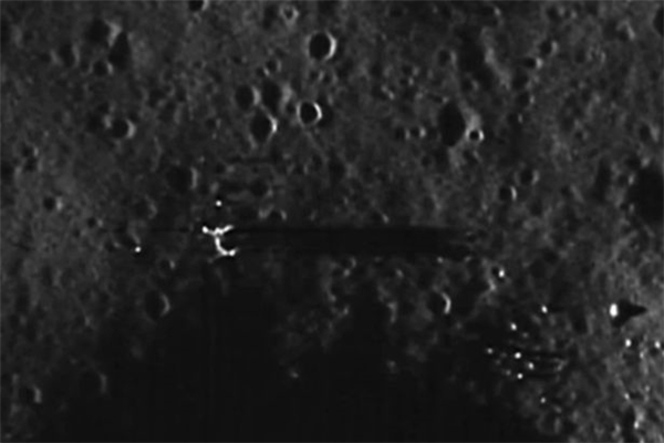 Hình ảnh phóng to cho thấy vật thể đổ bóng khổng lồ trên bề mặt Mặt Trăng