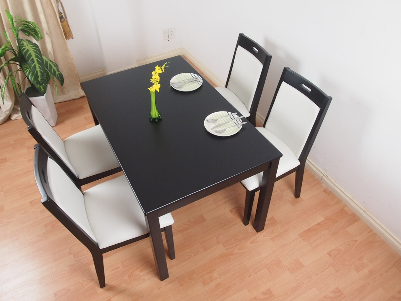 Bộ bàn ăn đen trắng kết hợp độc đáo trang nhã.