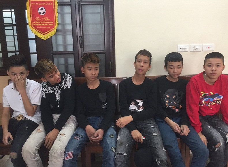 Nguyễn Hào Gia Anh (thứ 3 từ phải ảnh) cùng nhóm bạn gây ra vụ hỗn chiến trên phố đi bộ tối 3 ngày trước