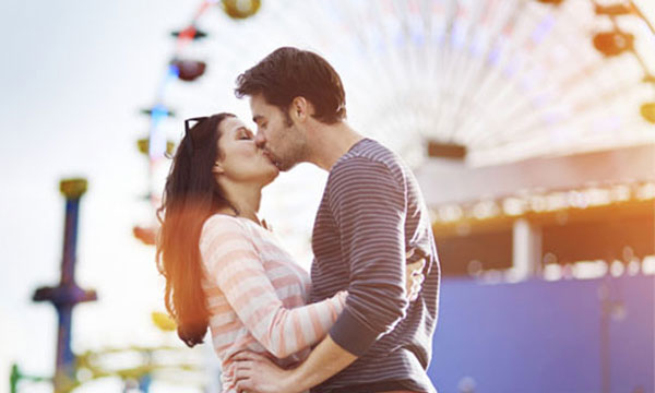 Theo quy định của vùng Halethorpe, bang Maryland, Mỹ, các cặp đôi yêu nhau có thể thoải mái hôn nhau ở nơi công cộng nhưng không được phép quá… 1 phút. (Ảnh minh họa)