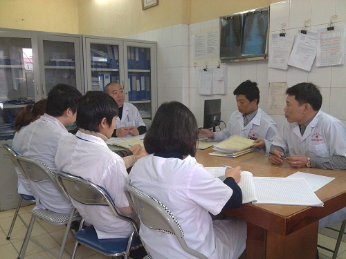 BS Nguyễn Ngọc Hưng chủ trì một buổi họp giao ban trước khi đi điều trị cho những bệnh nhân nhiễm HIV.