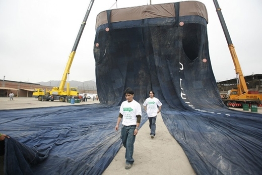 Chiếc quần jeans lớn nhất thế giới nặng hơn 2 tấn, dài 40 m, rộng 30 m, do một nhóm tại Peru thực hiện ngày 30/10/2008.