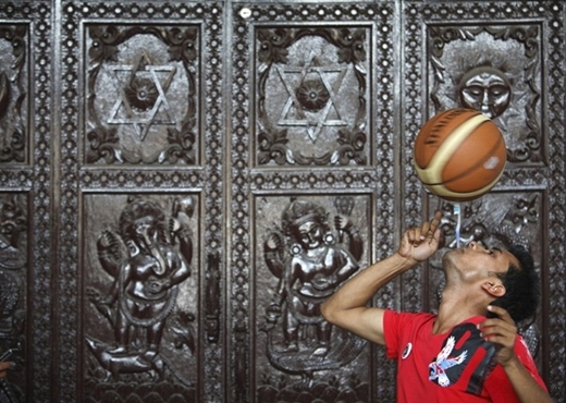 Kỉ lục xoay bóng rổ bằng bàn chải đánh răng ngậm trong miệng lâu nhất thuộc về Thaneshwar Guragai với 22,41 giây vào ngày 19/4/2012.