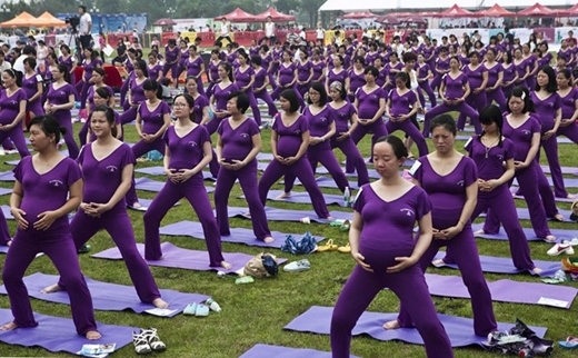 505 phụ nữ mang thai tập hợp trong một lớp yoga kéo dài hơn 37 phút ngày 8/6/2014 ở Changsha, Trung Quốc, lập kỉ lục lớp yoga tiền sản lớn nhất thế giới.