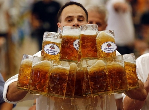 Người mang được nhiều cốc bia nhất thế giới là Oliver Struempfl với thành tích mang một lúc 27 cốc bia qua 40m ở Abensberg, Đức vào ngày 7/9/2014.