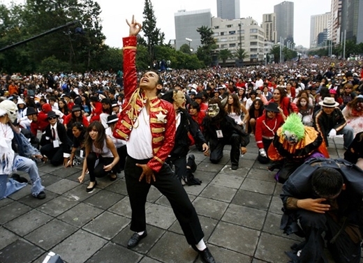 Hơn 12.000 fan cùng nhảy theo ca khúc Thriller nổi tiếng của Michael Jackson ở Mexico City ngày 29/8/2009 để chào mừng sinh nhật lần thứ 51 của ca sĩ và lập kỷ lục thế giới.