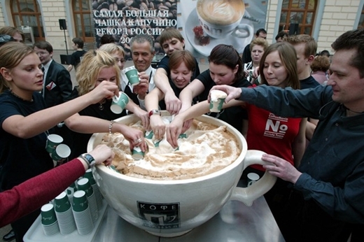 Cốc cappuccino lớn nhất thế giới nặng 50 kg, cao 45 cm, đường kính 71,5 cm do nhóm 6 người ở Moscow, Nga thực hiện vào ngày 25/3/2004.