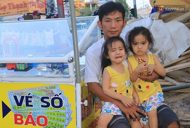 Từ lâu, hình ảnh ba cha con anh Quang ngồi bán vé số ở con hẻm bên hông chợ Tam Kỳ đã quá quen thuộc với người dân nơi đây. 
