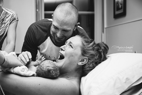 Trong bức ảnh của nhiếp ảnh gia Ashley Marston dễ dàng cảm nhận được niềm hạnh phúc vô bờ của bà mẹ trẻ khi lần đầu tiên được ôm con lúc bé mới lọt lòng. 