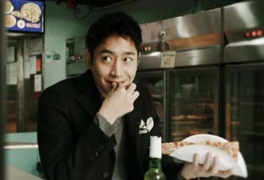Không chỉ biết hát, biết đóng phim và "làm trò con bò", Eric Mun (trưởng nhóm Shinhwa) còn ăn rất nhiều nữa đấy. Anh từng chia sẻ “Một cái pizza cũng chỉ như một bát mỳ đen. Tôi ăn 9 cái hamburgers.”