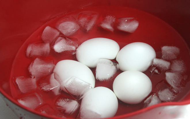 Ngâm trứng gà luộc vào nước lạnh không phải là cách làm tốt và đảm bảo vệ sinh. (Ảnh: nguồn internet).