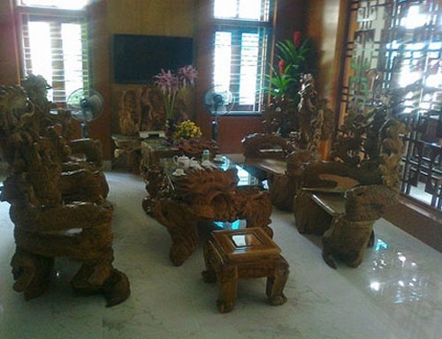 Bộ bàn ghế bằng gỗ ngọc am có giá 10 tỷ đồng thuộc sở hữu của một đại gia trong ngành lâm sản, khoáng sản Tuyên Quang