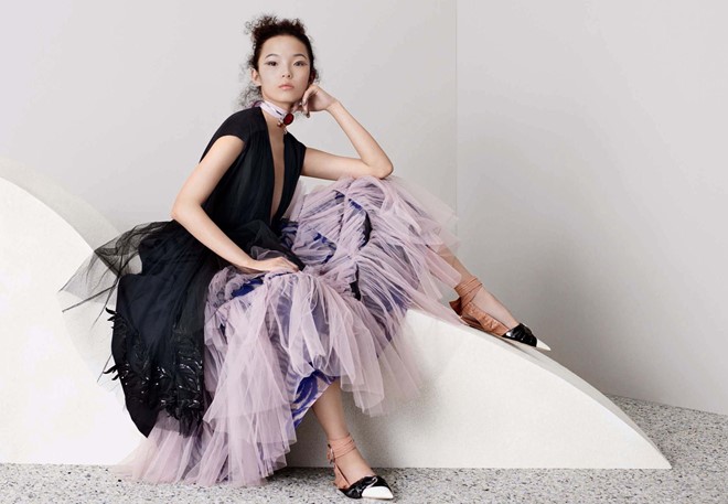 Người mẫu đến New York lập nghiệp năm 2010, và trở thành gương mặt Trung Quốc đầu tiên đại diện cho nhãn hàng Marc Jacobs. Cùng thời điểm đó, cô cũng được các nhà mốt Prada và Hermes chọn lựa để thể hiện các bộ sưu tập mới nhất.