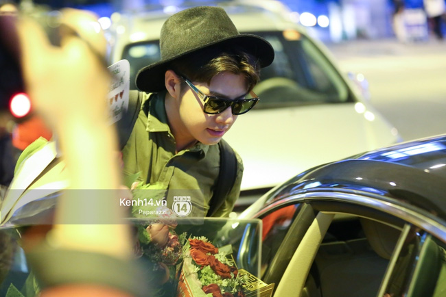 Sau khi giao lưu chụp ảnh cùng người hâm mộ xong, Noo Phước Thịnh lên xe để trở về nhà