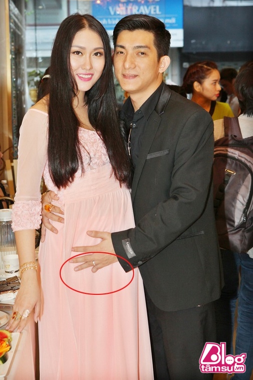 Mỗi lần nhìn thấy ngón tay này chắc chắn vợ chồng Phi Thanh Vân lại có kỷ niệm đáng nhớ để ôn lại