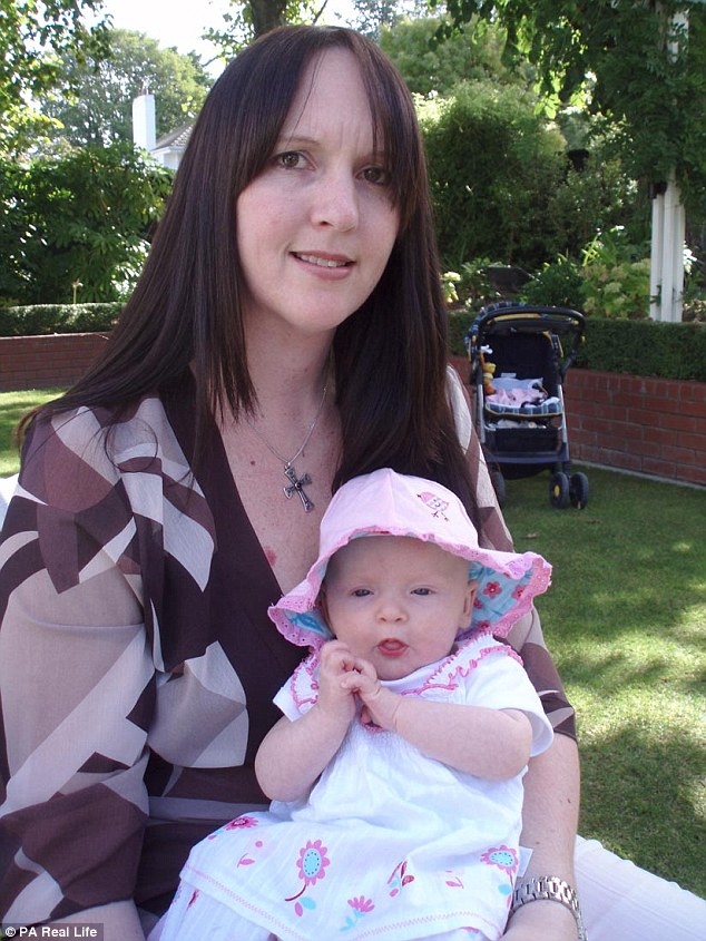 Deborah chụp với con gái vào năm 2008, đốm nhỏ đã lan rộng hơn. 