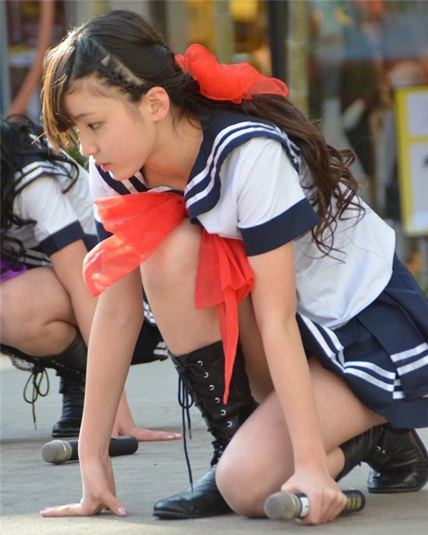 Mỗi khi trình diễn trước người hâm mộ, cô bé thường diện đồng phục học sinh với váy ngắn gợi cảm khoe chân thon. 